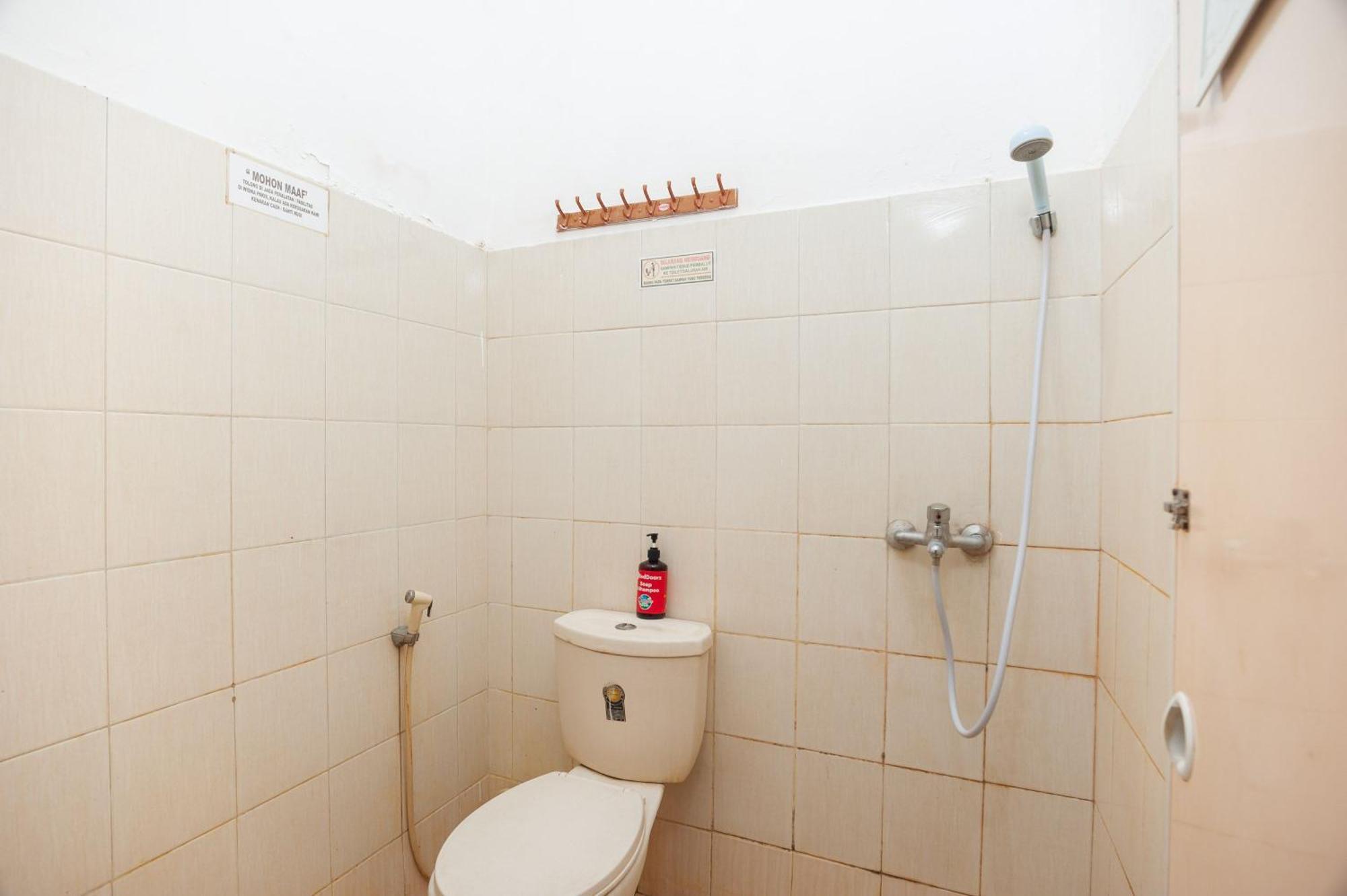 Reddoorz Syariah Near Grand Galaxy Park Ξενοδοχείο Ceger Δωμάτιο φωτογραφία